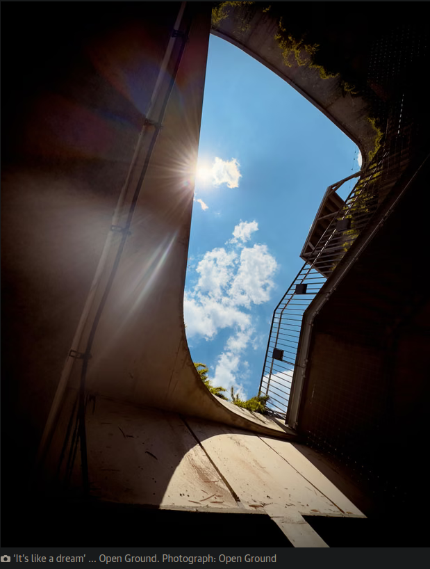 ‘It’s like a dream’ … Open Ground. Photograph: Open Ground Blick nach oben aus dem Eingang, Geländer, Himmel, Wolken und Sonnenstrahlen